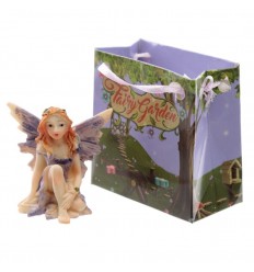 Fada sentada com globo