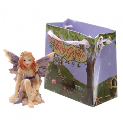 Fada sentada com globo