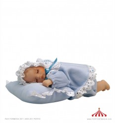 Bèbè- menino espreguiça-se numa almofada